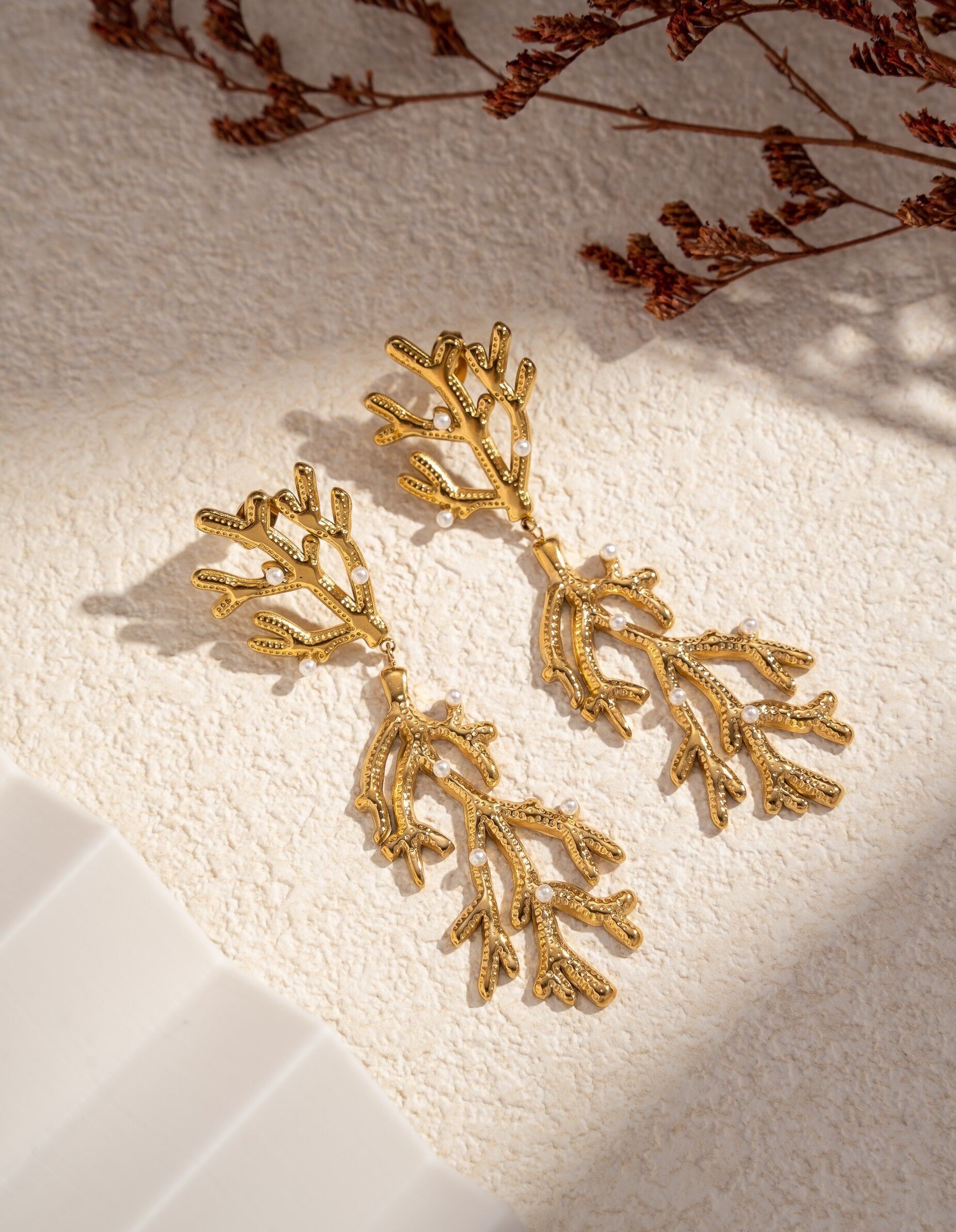 Orecchini in oro con corallo marino ed eleganti perle fini