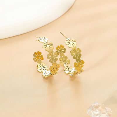 Boucles d'Oreilles Créoles Dorées Fleur Découpée Élégantes et Brillantes