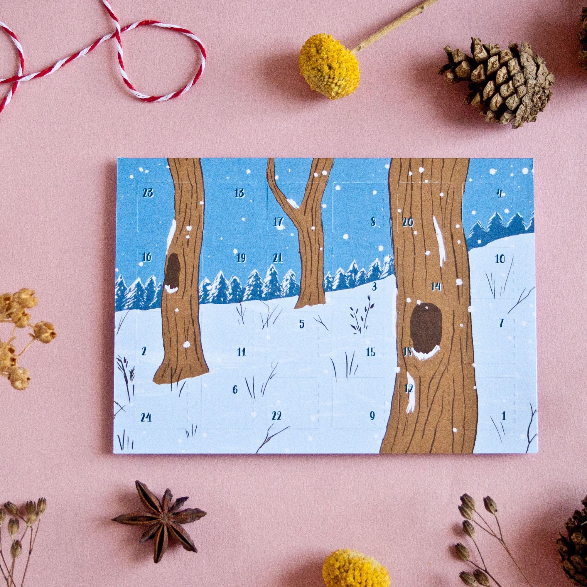 Postal del calendario de adviento con bosque invernal