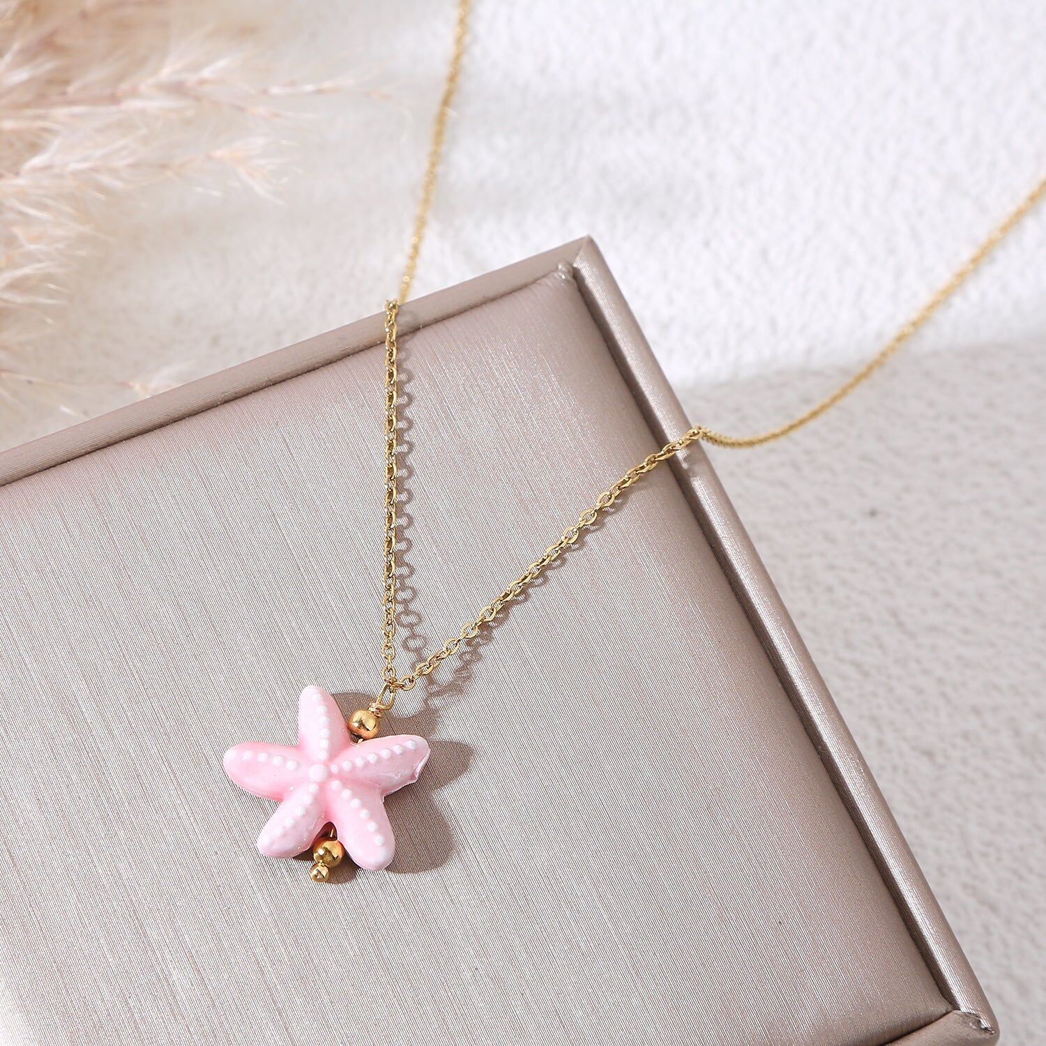 Collana con catena in oro pregiato e stella marina rosa