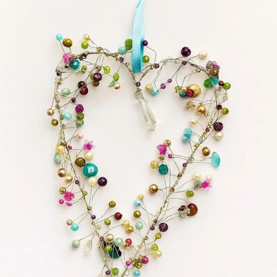 Decorazione a forma di cuore in filo di perline fatta a mano – Ornamento da appendere multicolore con nastro blu | Regalo per matrimonio, San Valentino e amore