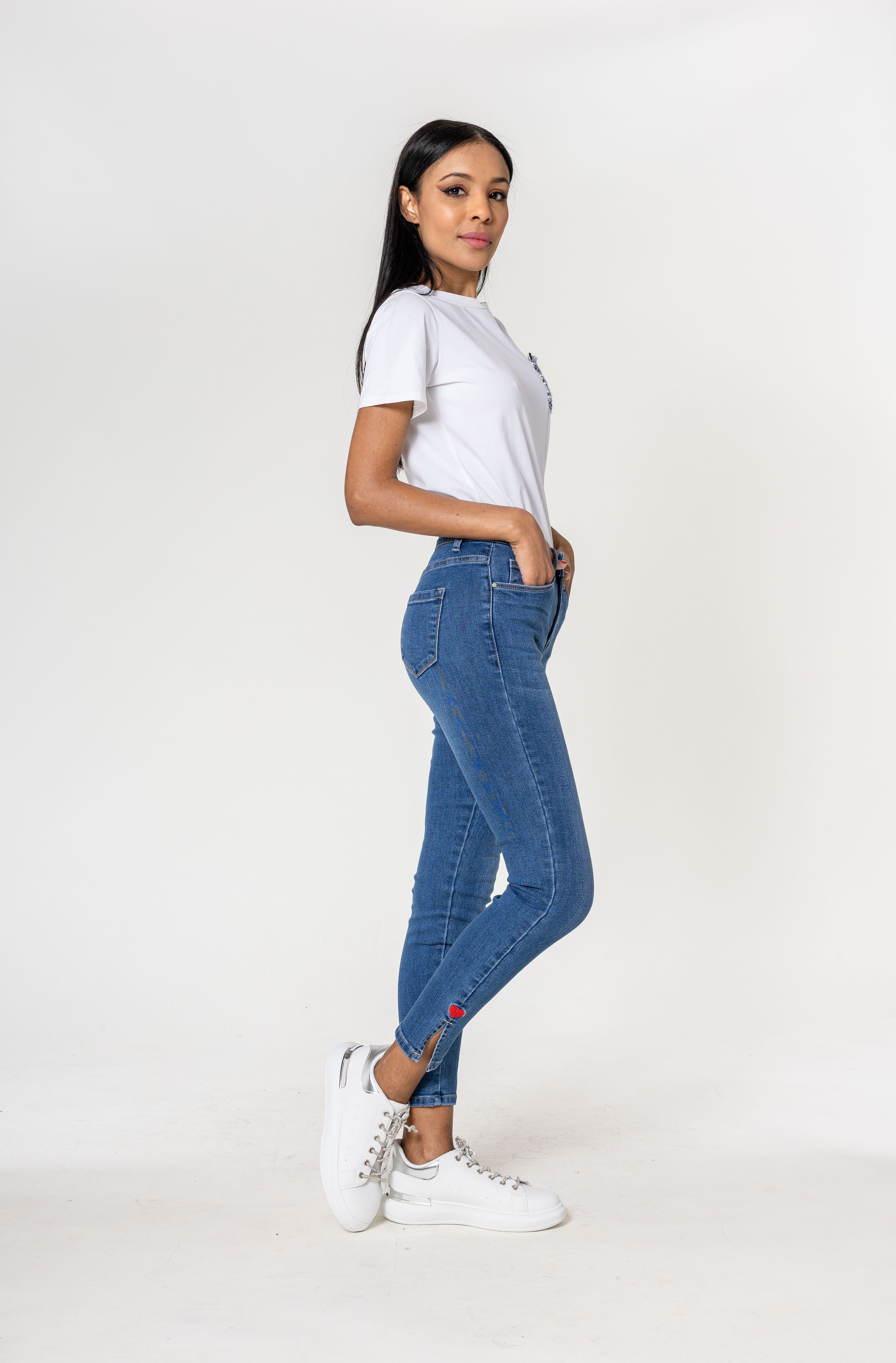 Jeans 7/8 con ricamo a cuore sul fondo della gamba P515