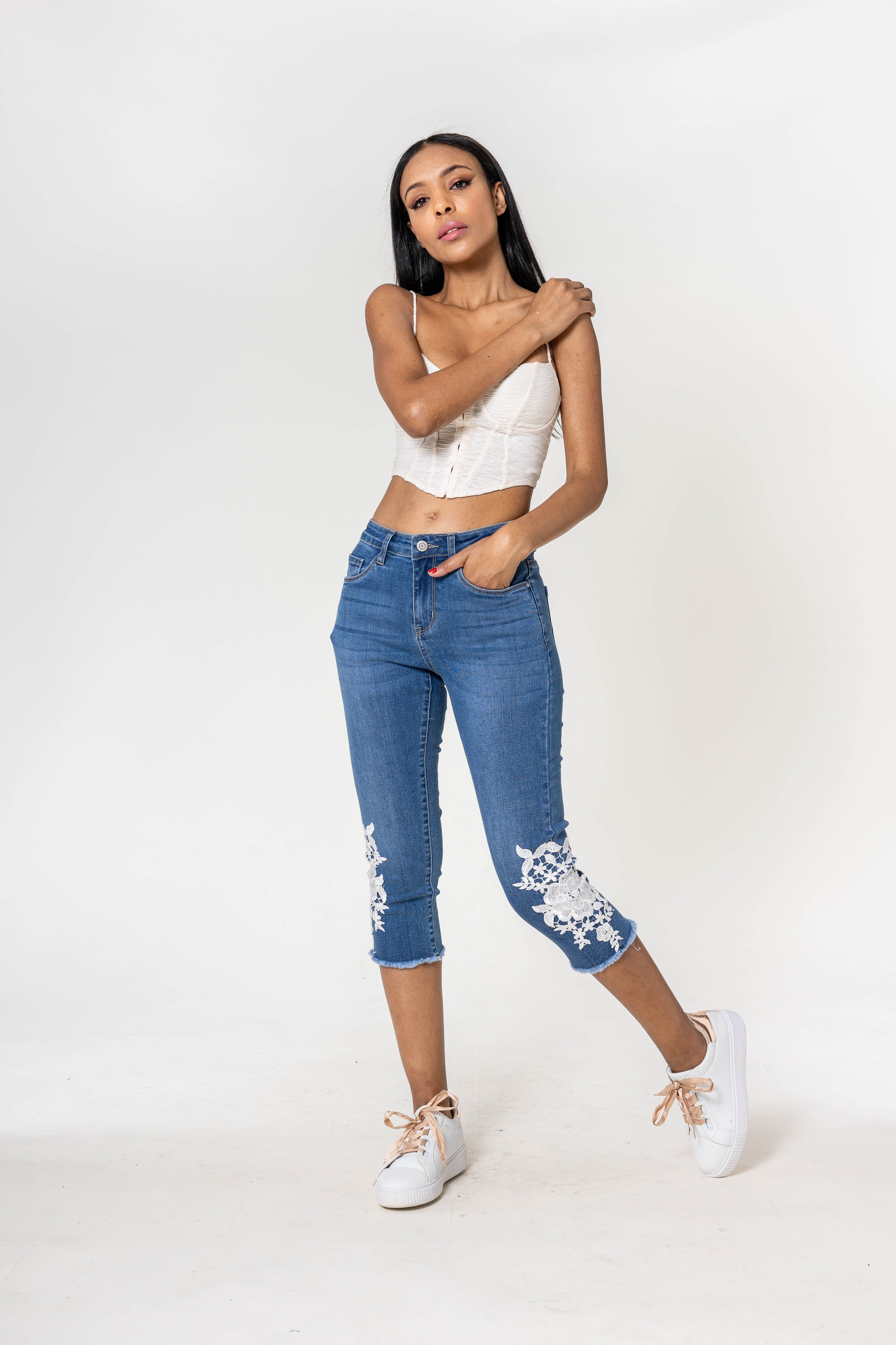 Pantaloni capri in denim elasticizzato con pizzo a vita alta P513