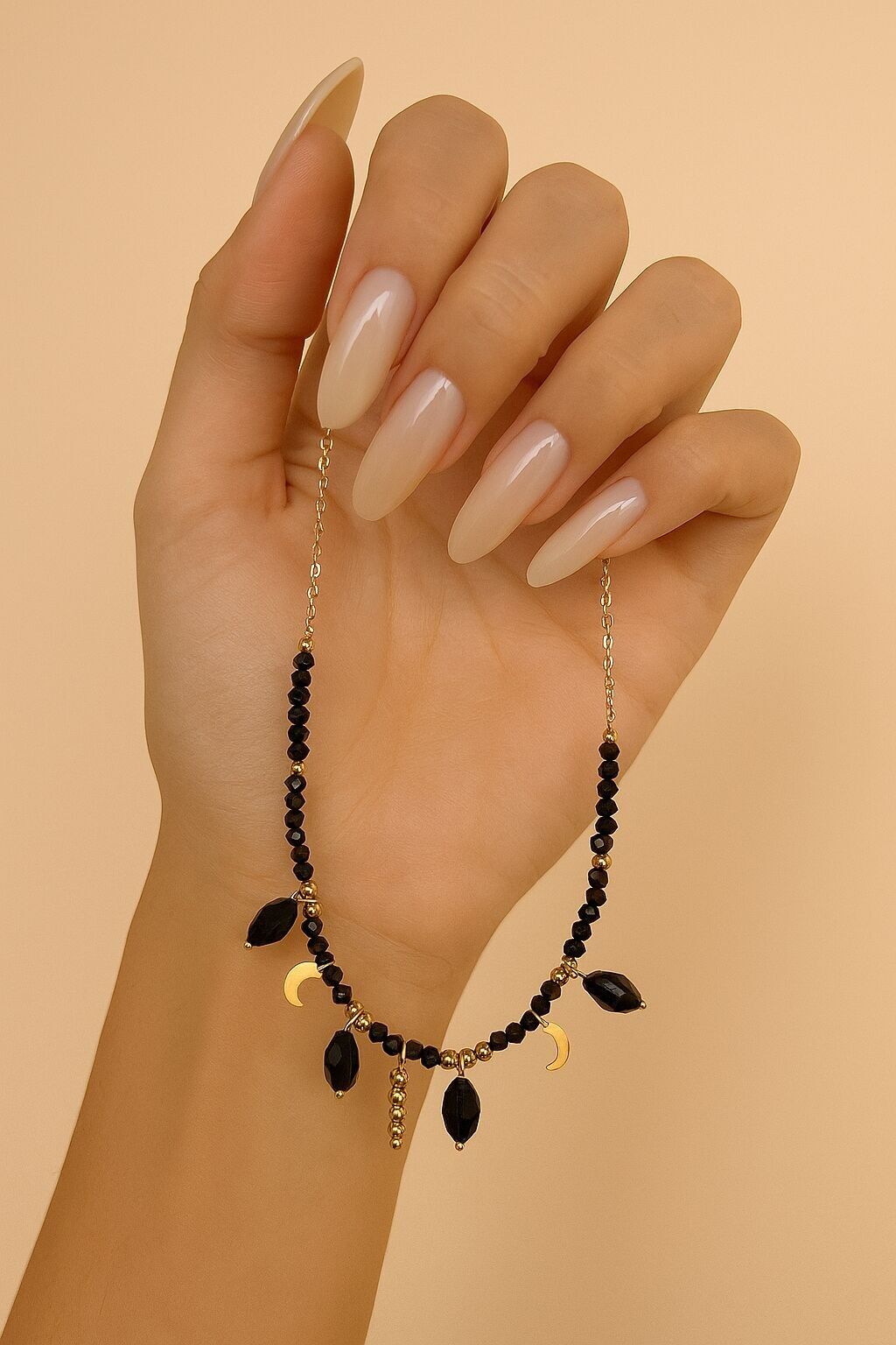 Collana boho chic con luna e perline di vetro nero