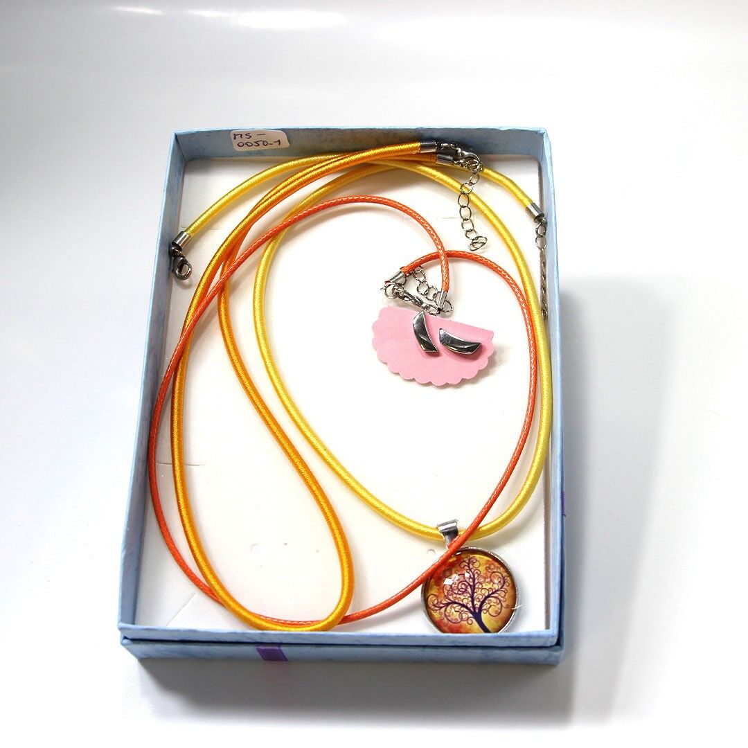 NUOVO!Ciondolo Albero della Vita con vari nastri colorati