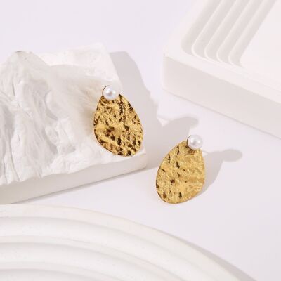 Hammered gold earrings with pearl