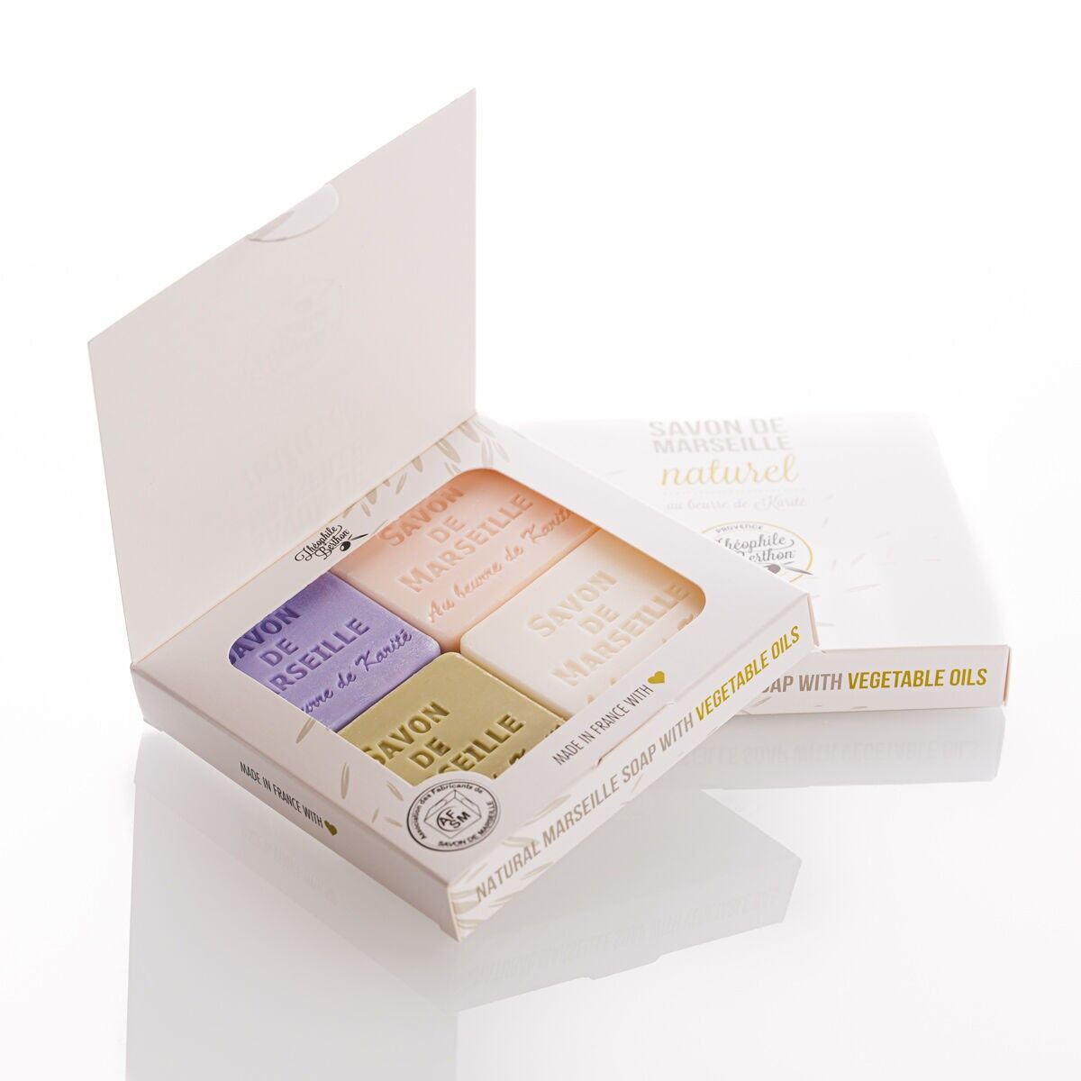 Schachtel mit 4 Marseiller Seifen à 50 g – Mit Bio-Sheabutter – Duftrichtungen Olive, Maiglöckchen, Rose und Lavendel