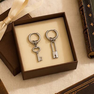 Boucles d'oreilles asymétriques clé et cadenas