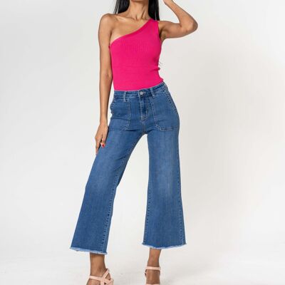 Jeans a zampa 7/8 con fondo sfilacciato e tasche applicate P512