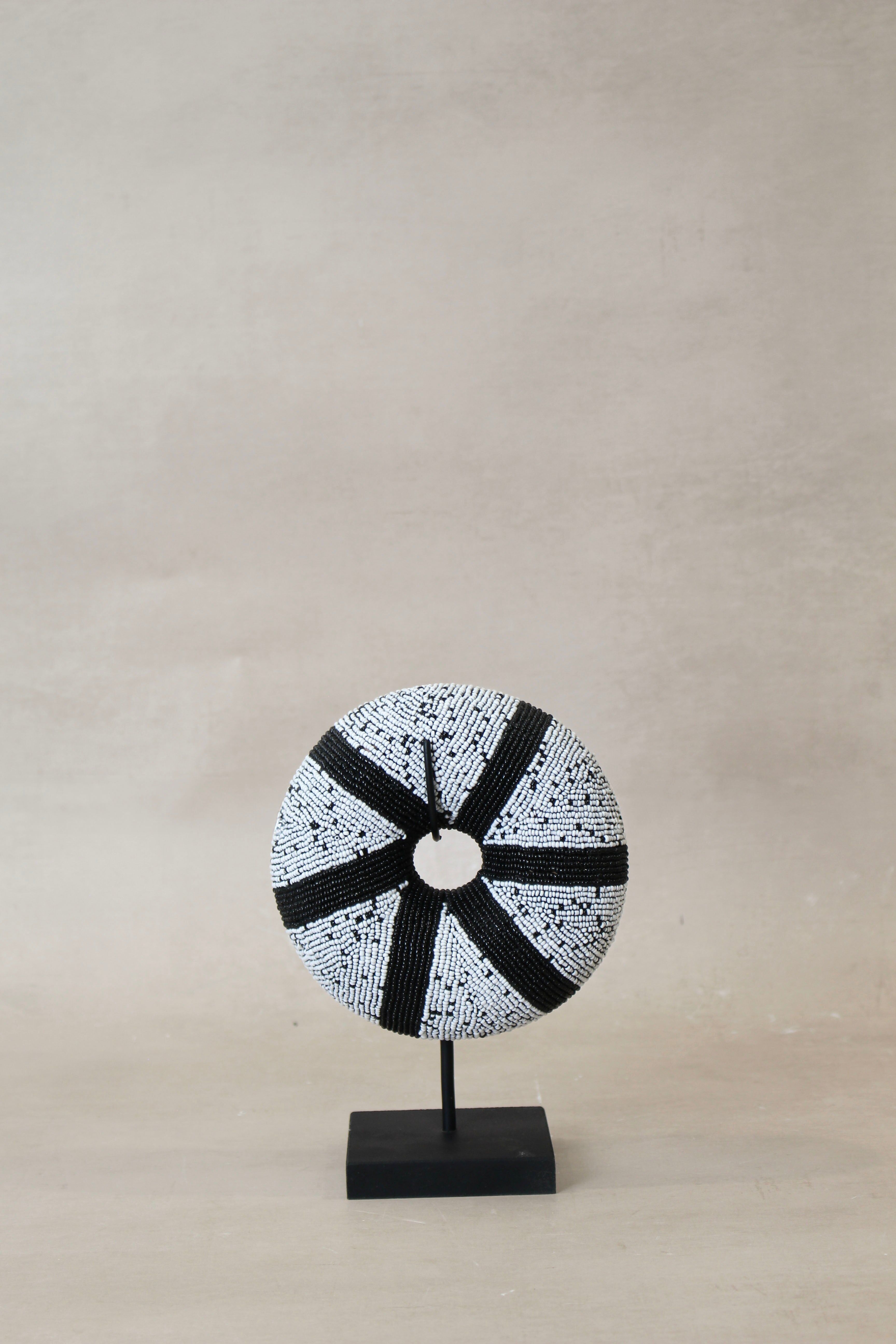 Bracelet de perles du Cameroun - Blanc à rayures noires