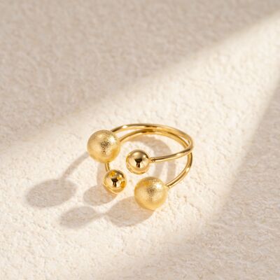 Anillo ajustable de acero inoxidable con elegante bola texturizada.