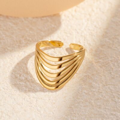 Elegante anello in oro con architettura moderna scultorea