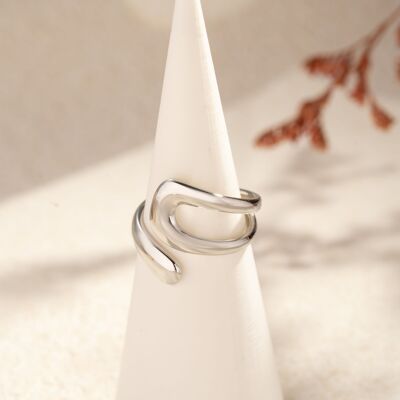 Anello in argento fluido minimalista scultoreo moderno curvo