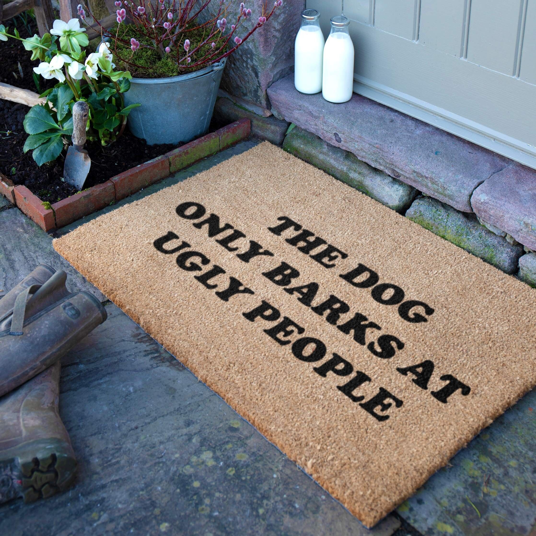 Fußmatte mit der Aufschrift „Hund bellt hässliche Menschen an“ (90 x 60 cm)