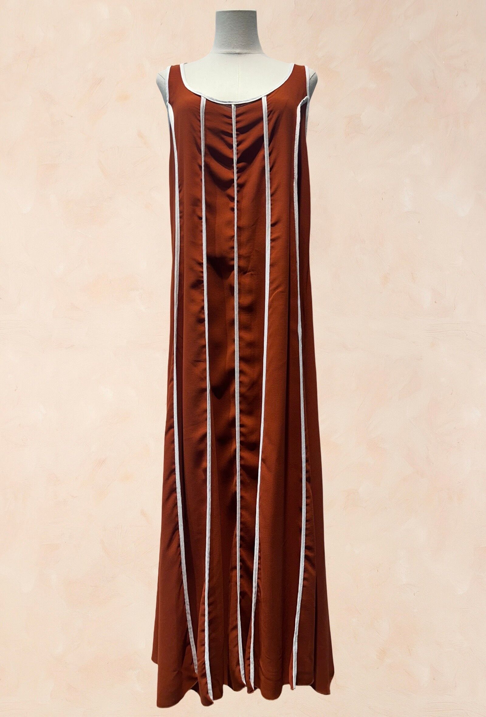 Ärmelloses langes Kleid mit Kontraststreifen - 53023