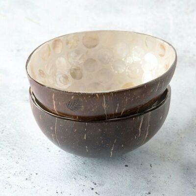 Coconut bowl with white dots in mosaic by MonJoliBol