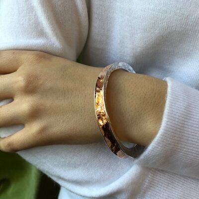 Brazalete grande con brillo dorado