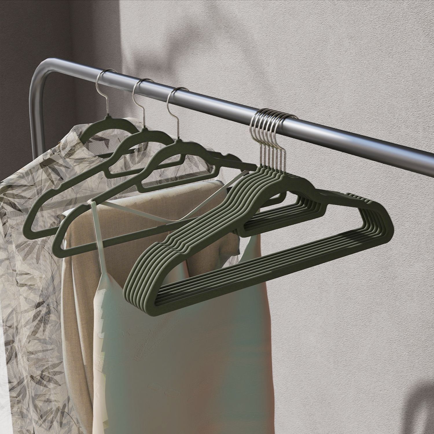 Cintres en velours, lot de 20, cintres, 45 x 24 x 0.6 cm (L x H x P) Hauteur du crochet : 8 cm Ouverture du crochet : 5.4 cm