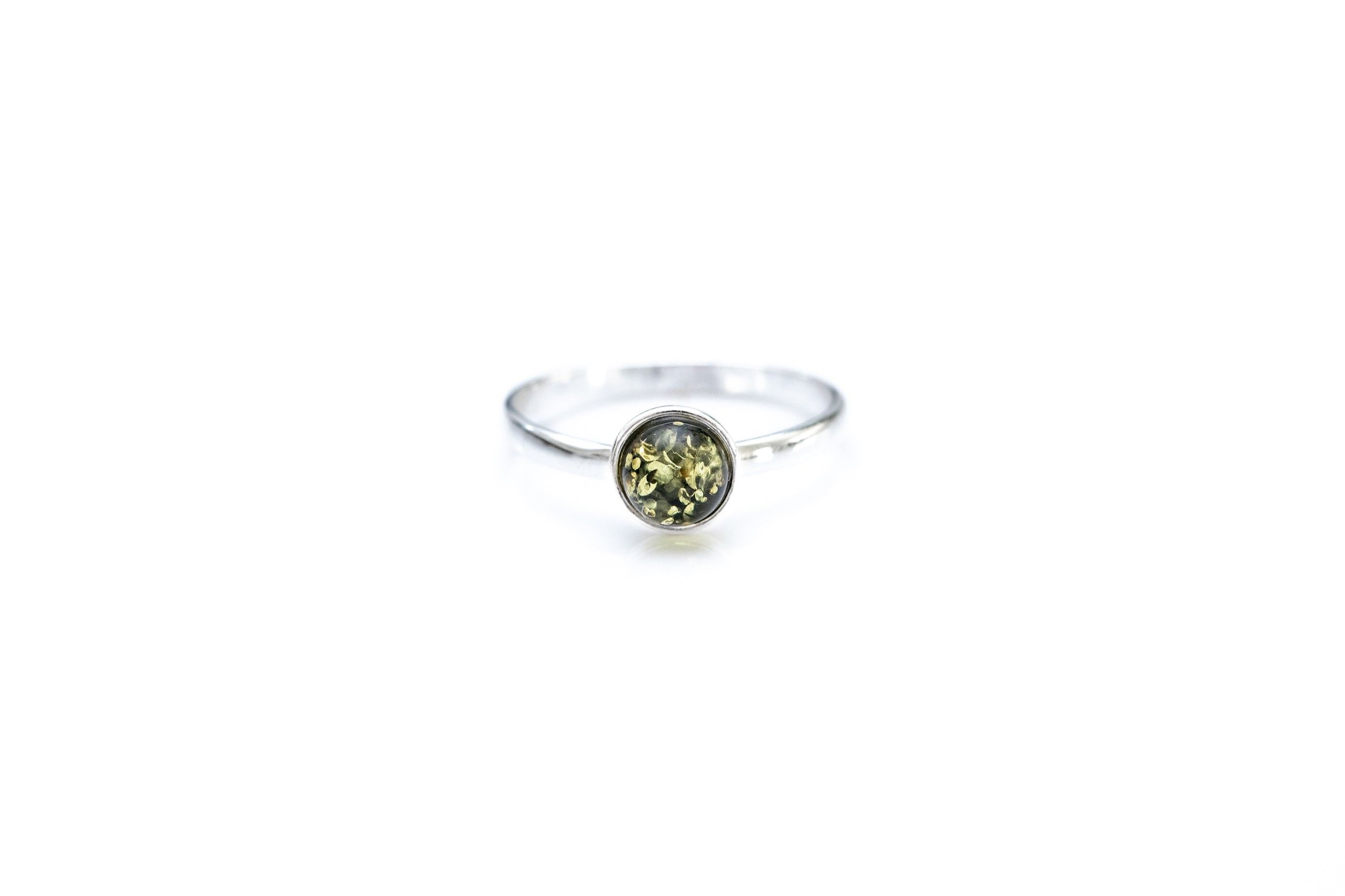 Mini bague empilable en ambre vert ESSENTIALS