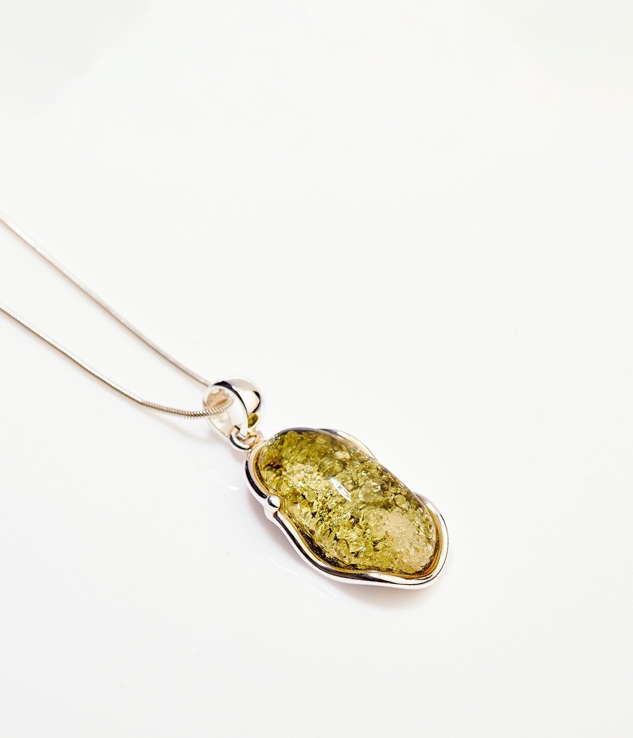 Collana con ciondolo a forma di increspatura verde