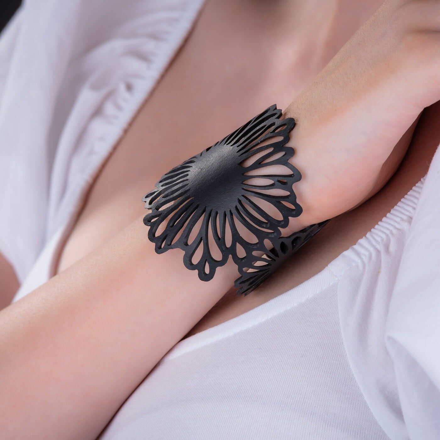 Braccialetto con fiori di tarassaco riciclati