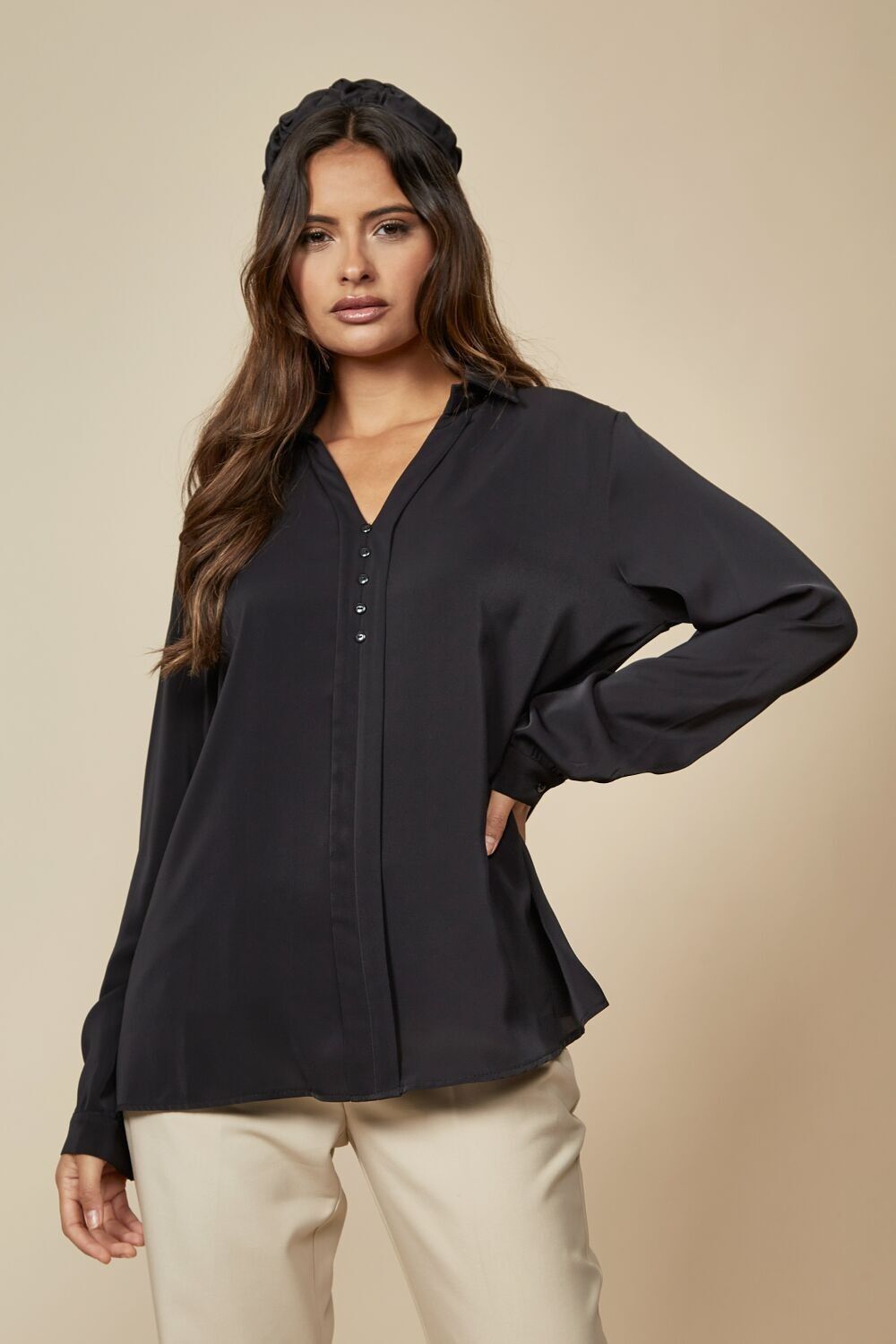 Übergroßes Top mit langen Ärmeln und Knöpfen in Schwarz