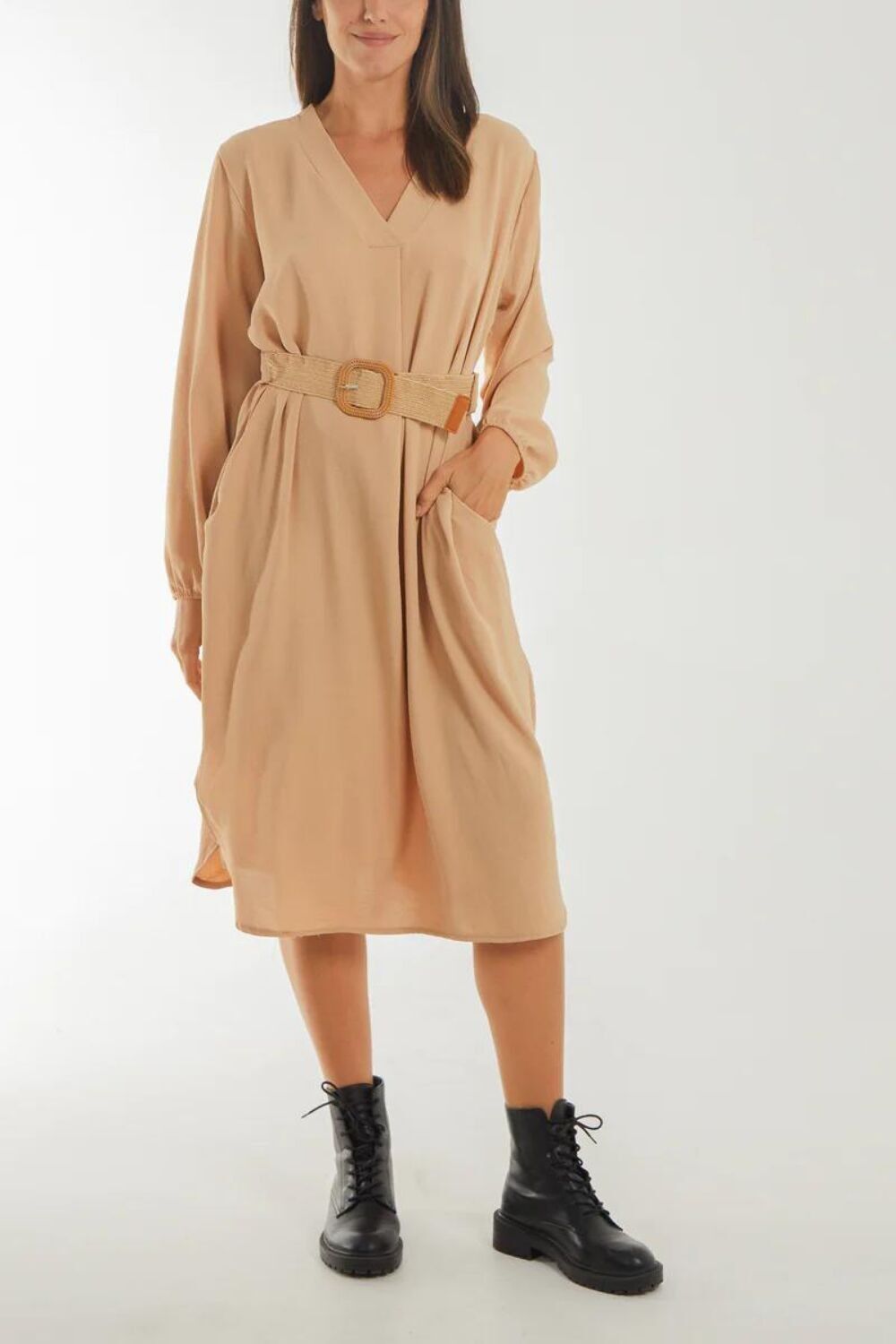 Locker sitzendes, langärmliges Midikleid mit V-Ausschnitt und passendem Gürtel in Beige