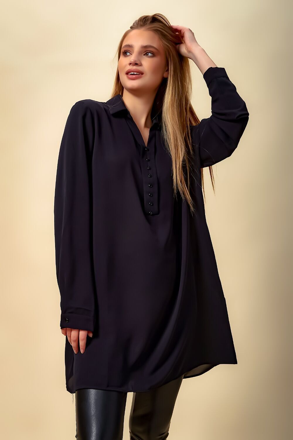 Tunica oversize a maniche lunghe in nero