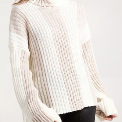 Pull oversize à col roulé et rayures verticales détaillées en beige et blanc