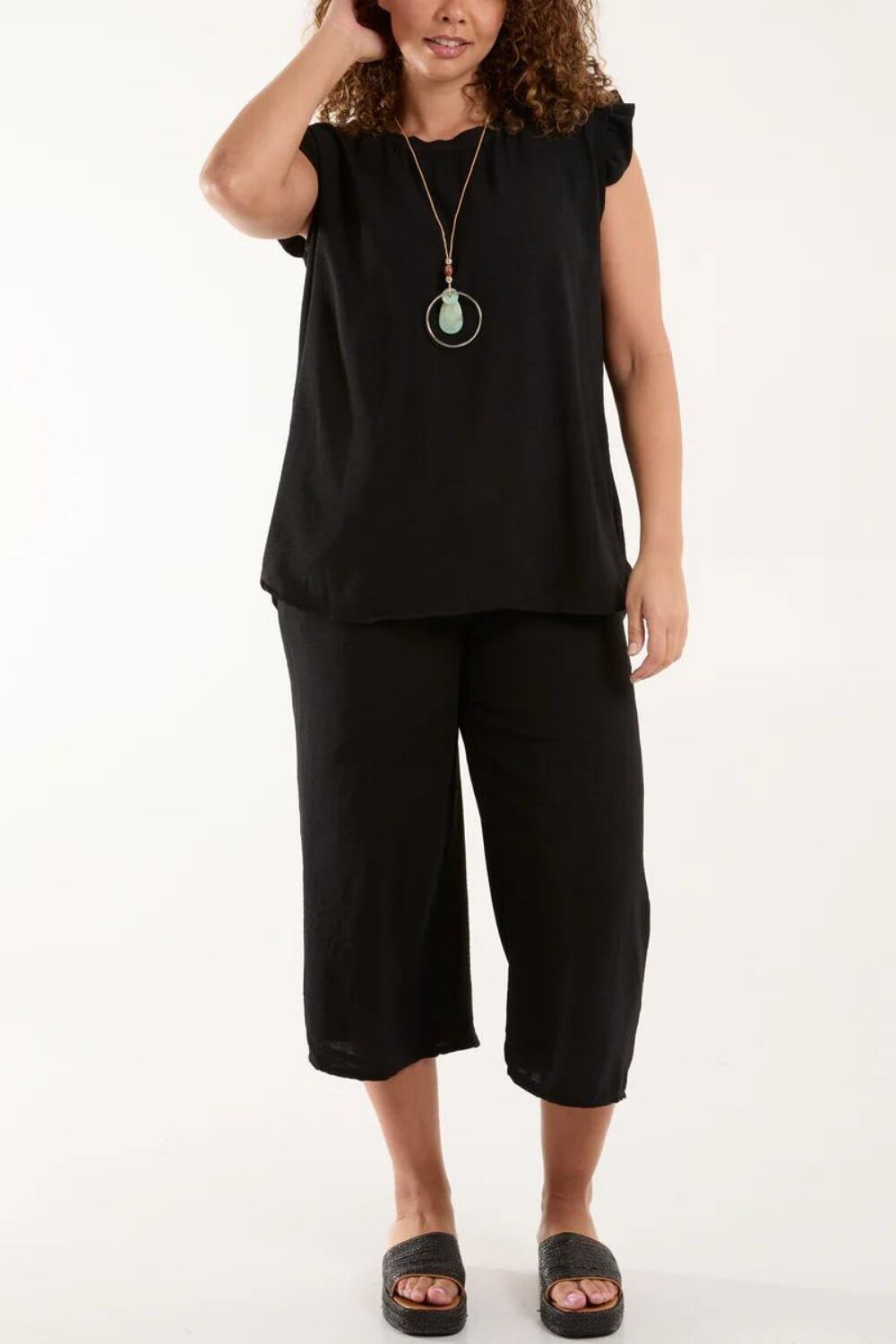 Kombiteil aus Oberteil mit Rüschendetail und Hose mit weitem Bein in Schwarz