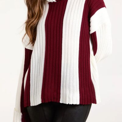 Pull oversize à col roulé et rayures verticales détaillées en bordeaux et blanc