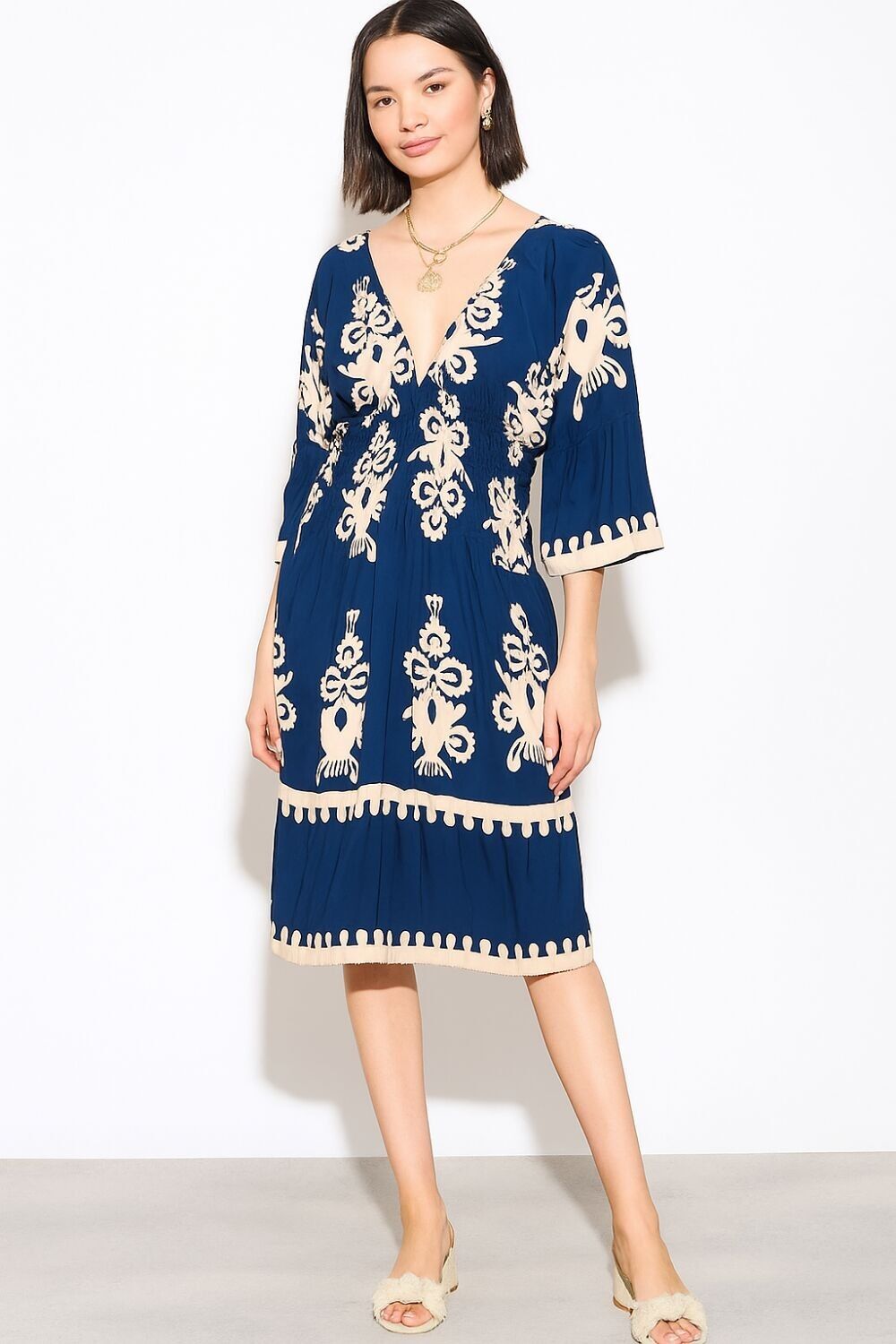 Übergroßes, bedrucktes, knielanges Kleid mit 3/4-Ärmeln und V-Ausschnitt in Marineblau