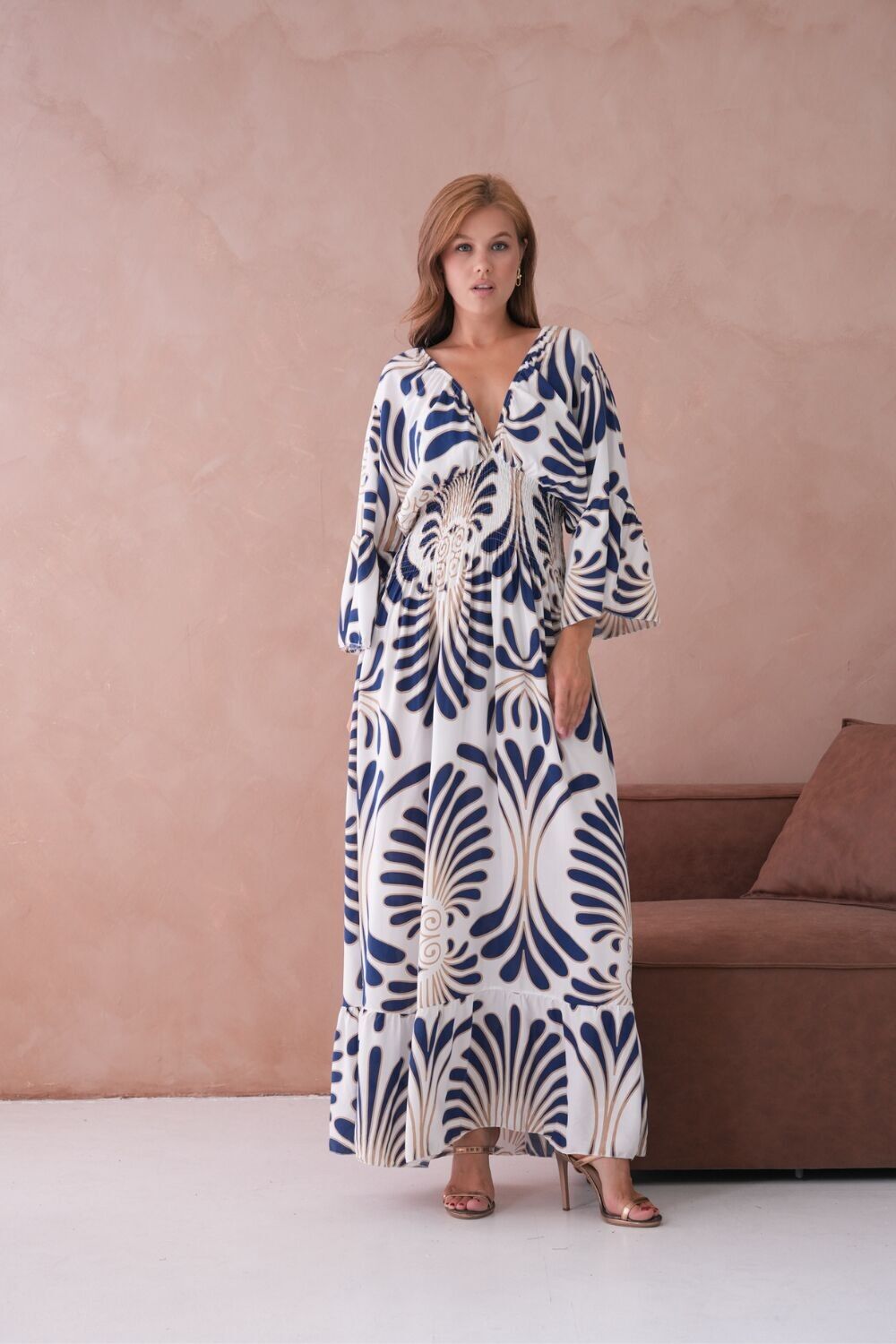 Robe longue bleu marine surdimensionnée à manches 3/4, col en V, imprimé plumes et tourbillons