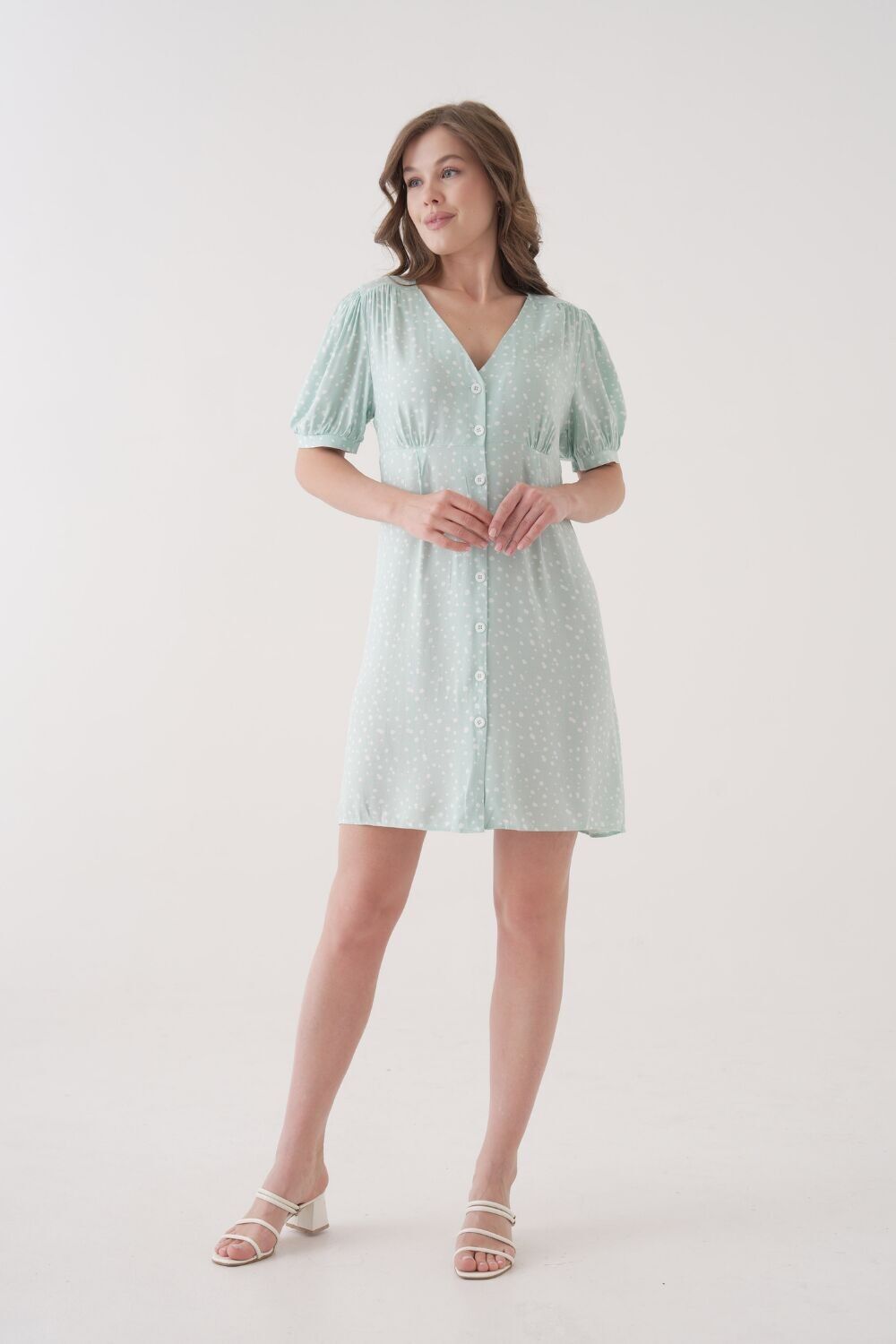 Locker geschnittenes Minikleid mit Puffärmeln und grünen und weißen Punkten, Knopfleiste vorne