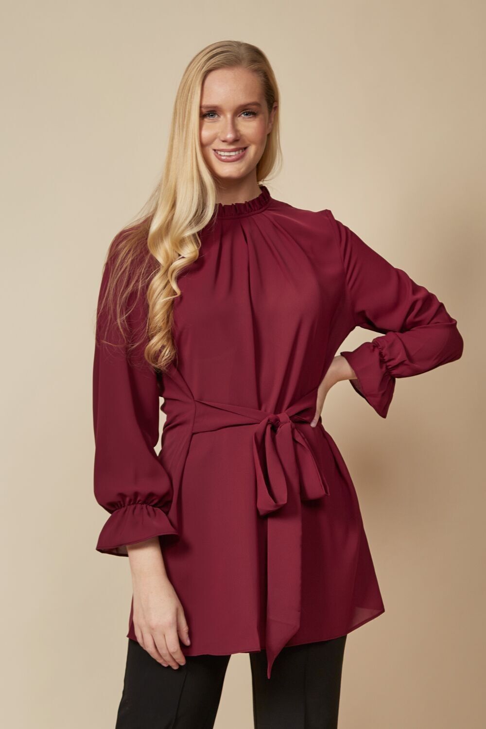 Oversize-Oberteil mit Rüschenkragen und Bindegürtel in Burgunderrot