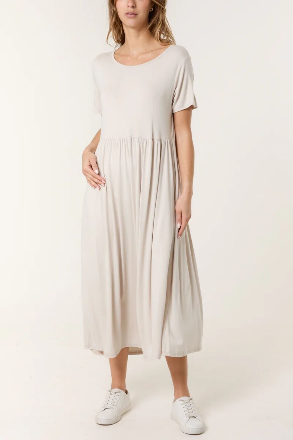 Robe midi extensible oversize à col rond et volants beige