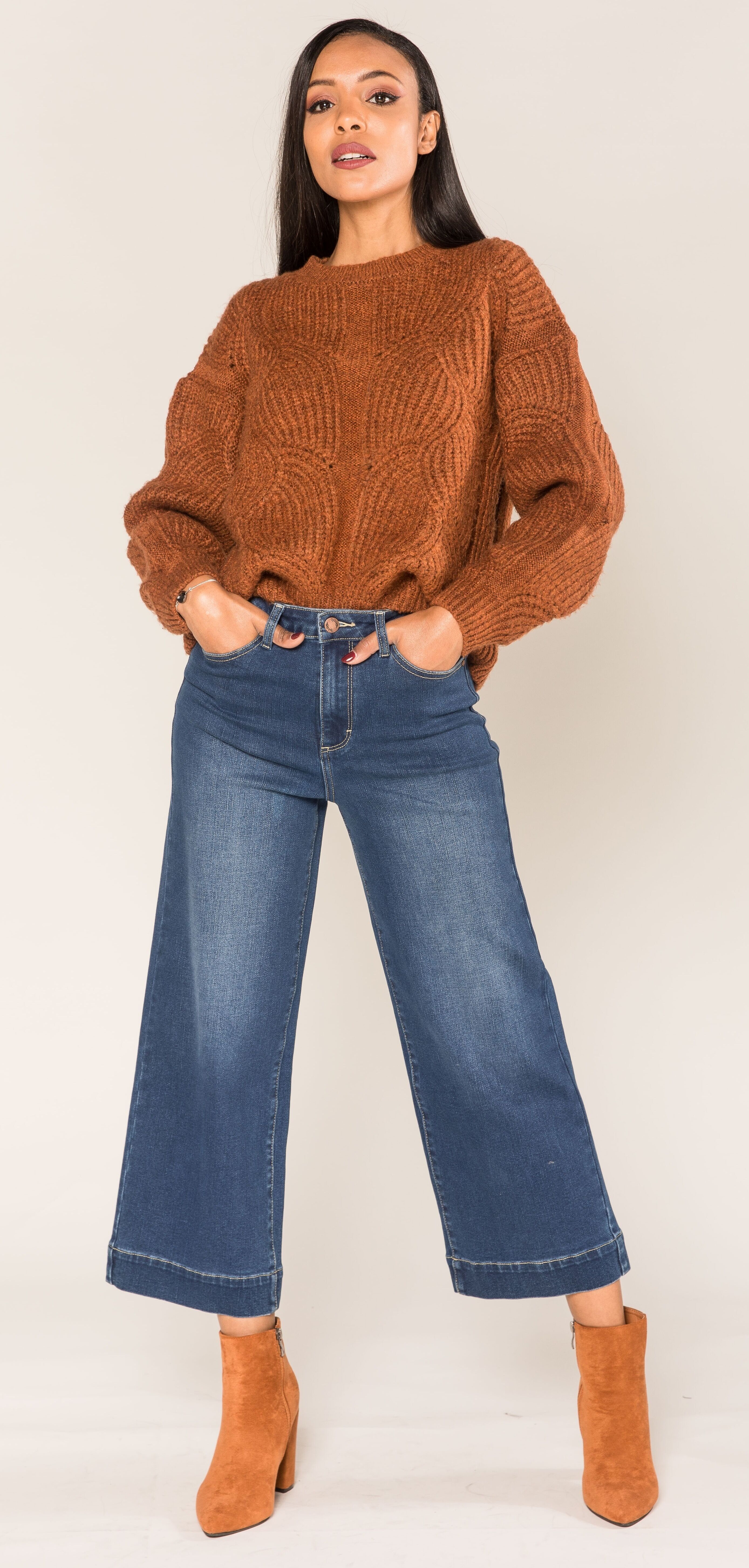 Weite, verkürzte 7/8-Jeans mit hoher Taille im Schlaghosenstil Q1879