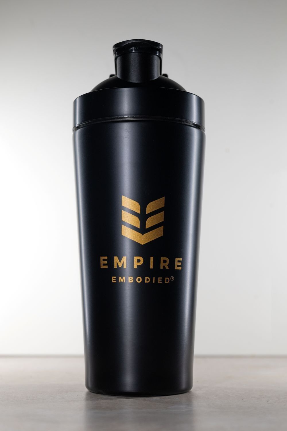 Empire’s Essentials Eiweiß-Shaker / Blender Bottle schwarz 900 ml / 28 oz – auch in weiß erhältlich