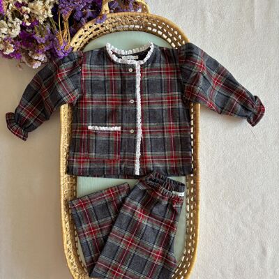 Pyjama à carreaux rouges et gris