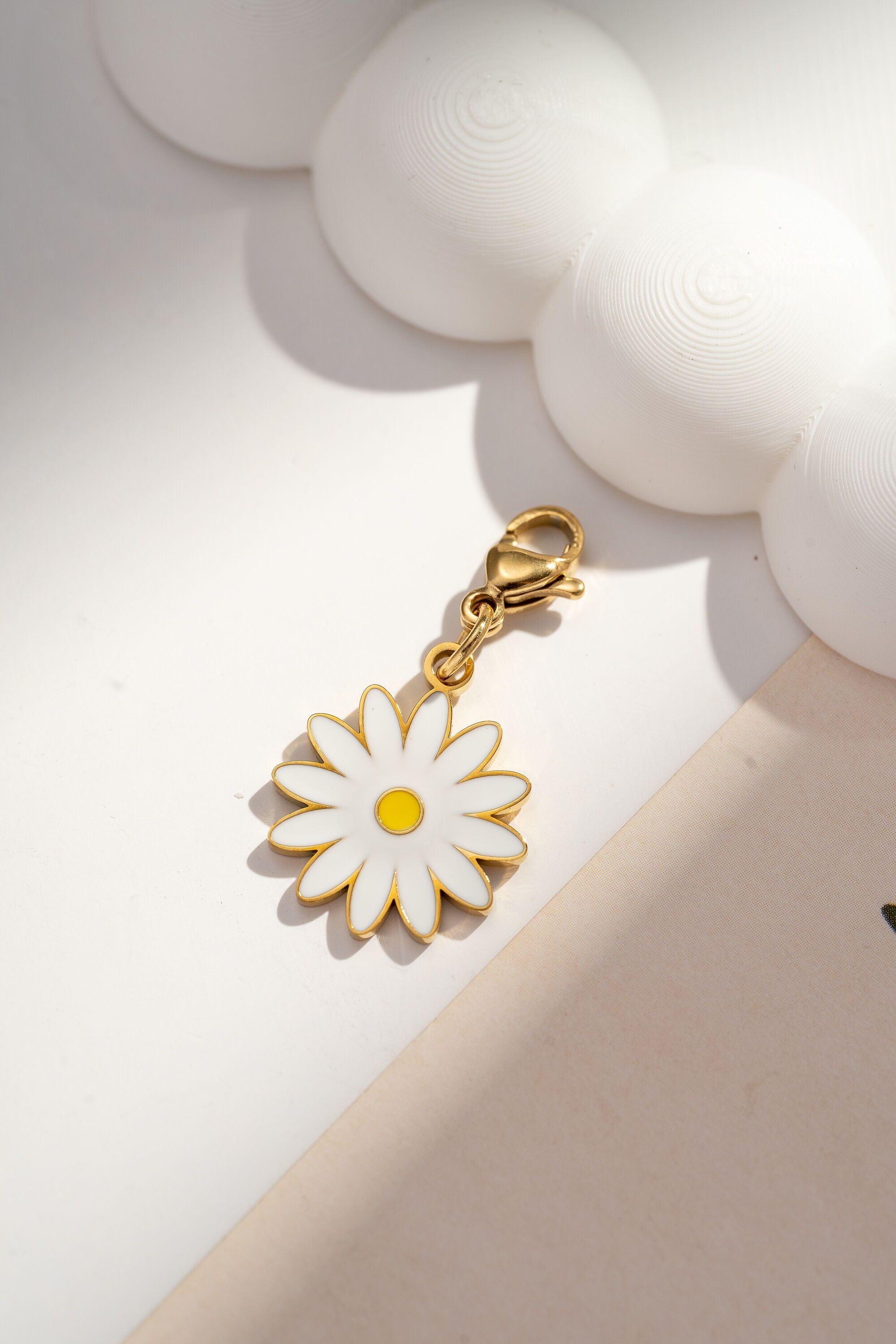 Ciondolo a forma di margherita dorata per bigiotteria chic