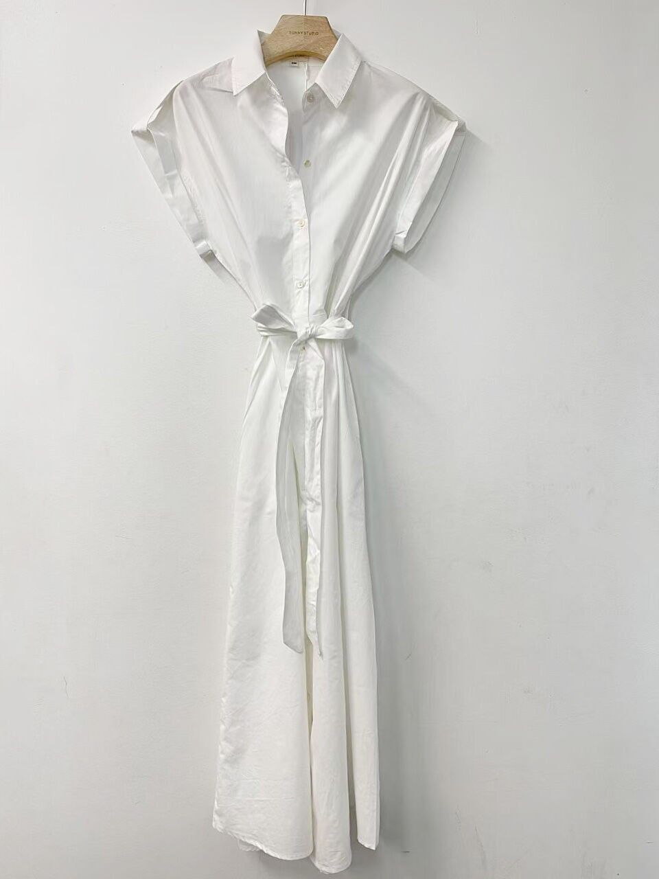 Abito camicia aderente con maniche corte