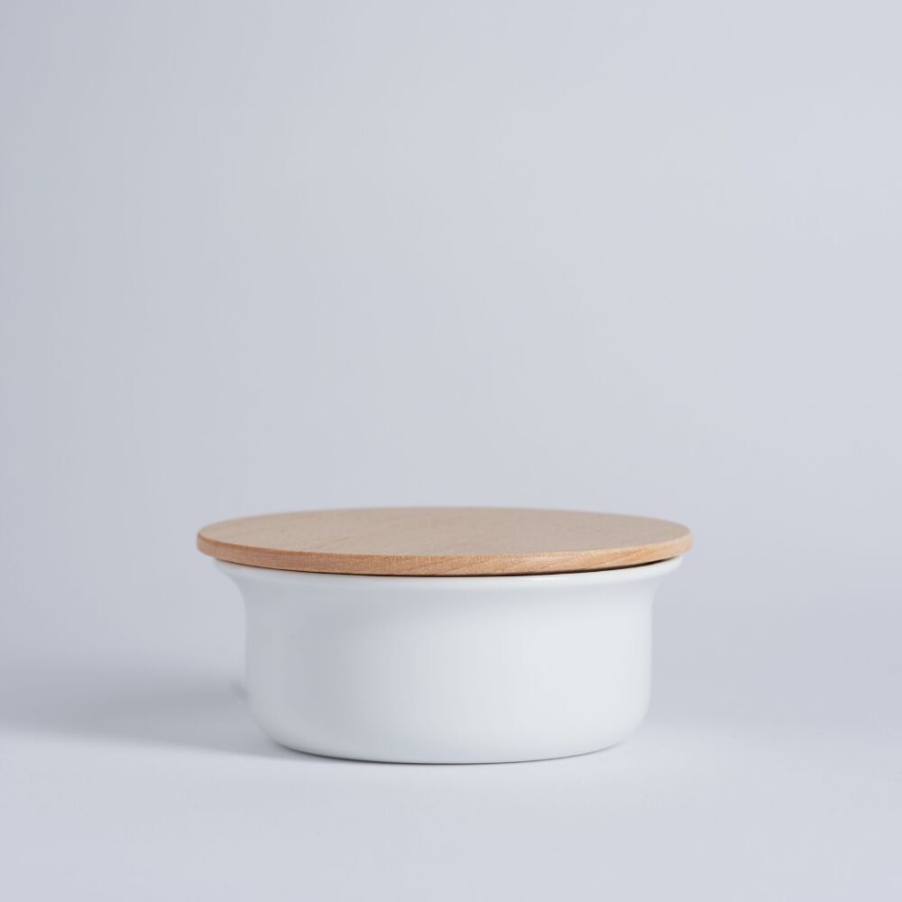 Ciotola per sapone e barba in porcellana e coperchio in faggio bianco