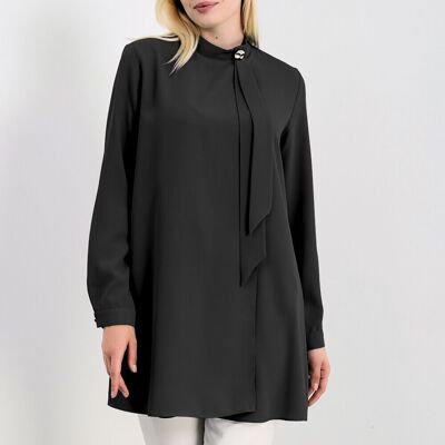 Top tunica oversize con collo alto e dettagli spilla in nero