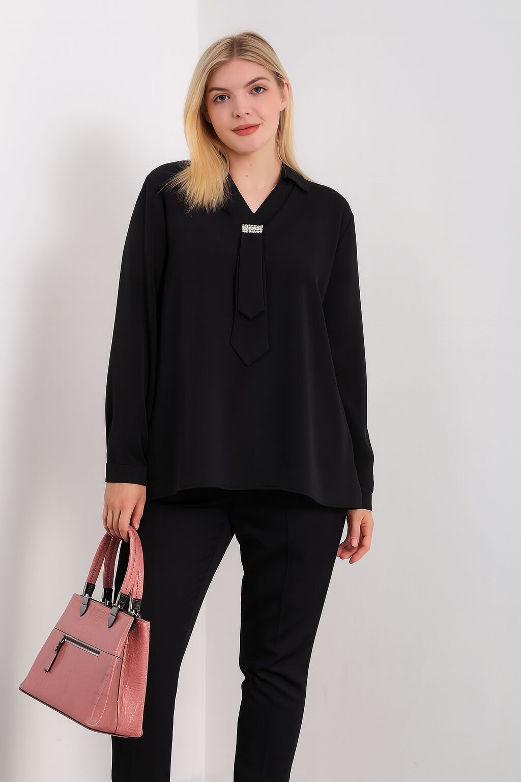 Chemisier oversize à manches longues et col chemise avec broche noire