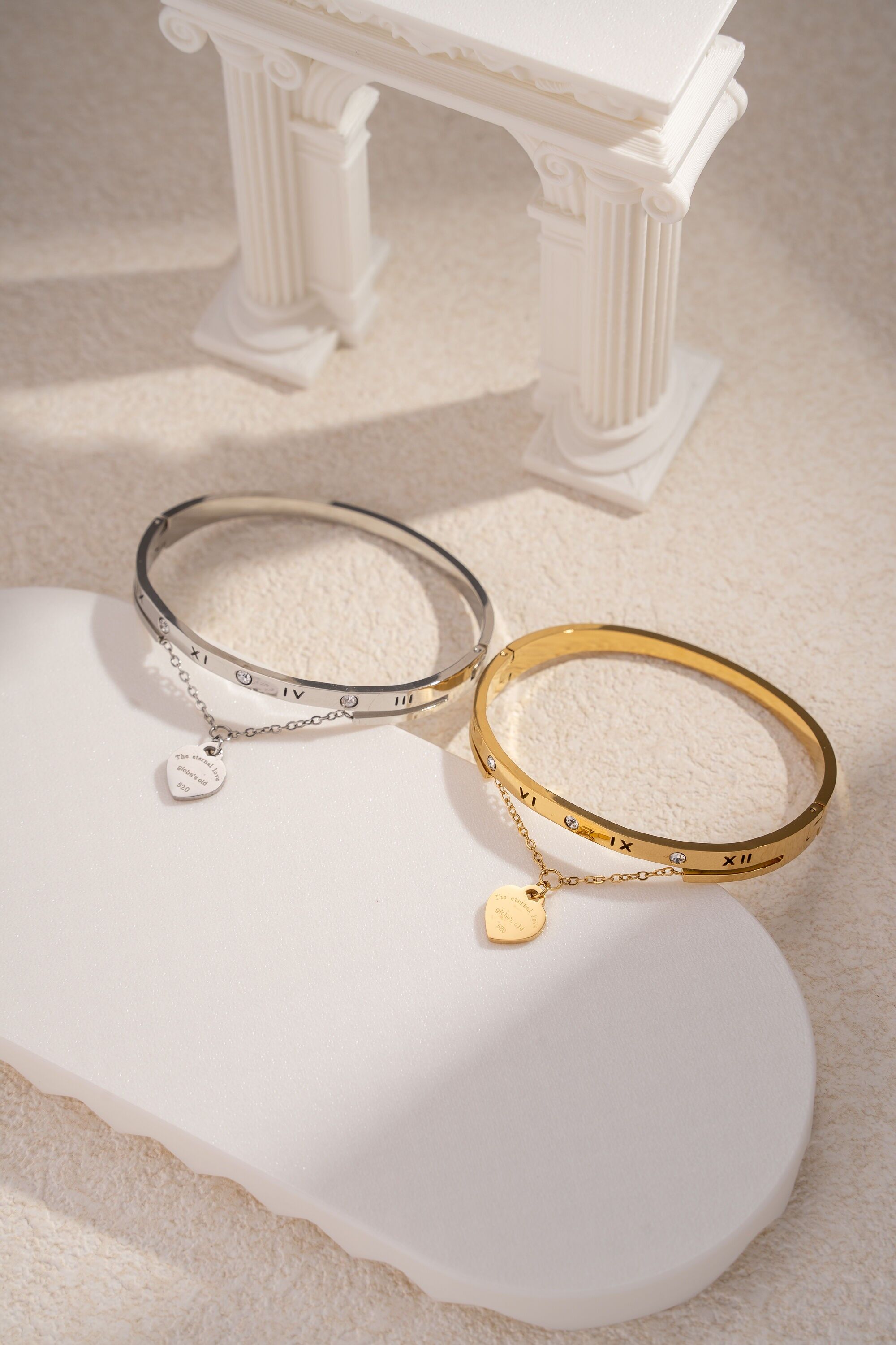 Armreif aus Edelstahl mit Herzanhänger