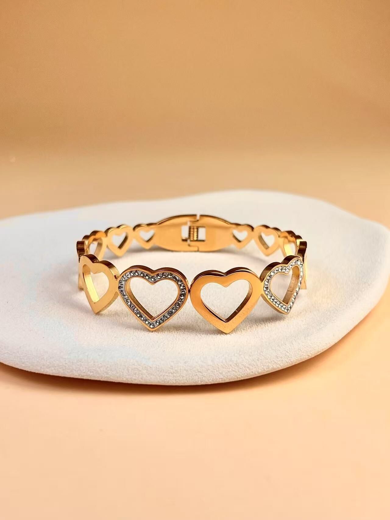 Golden Hearts Armreif – Edelstahl & Zirkone