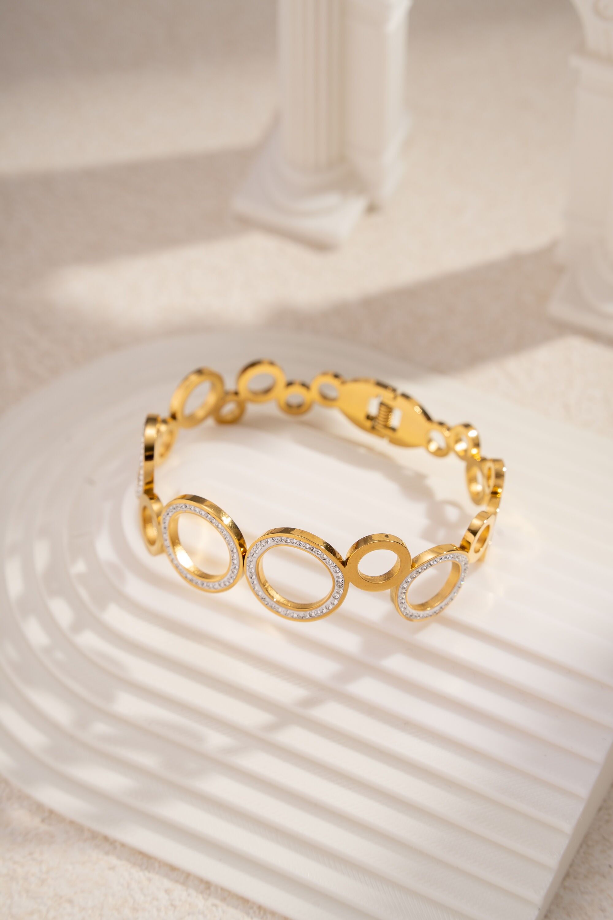 Goldener Kreis-Armreif aus Edelstahl und Zirkonia