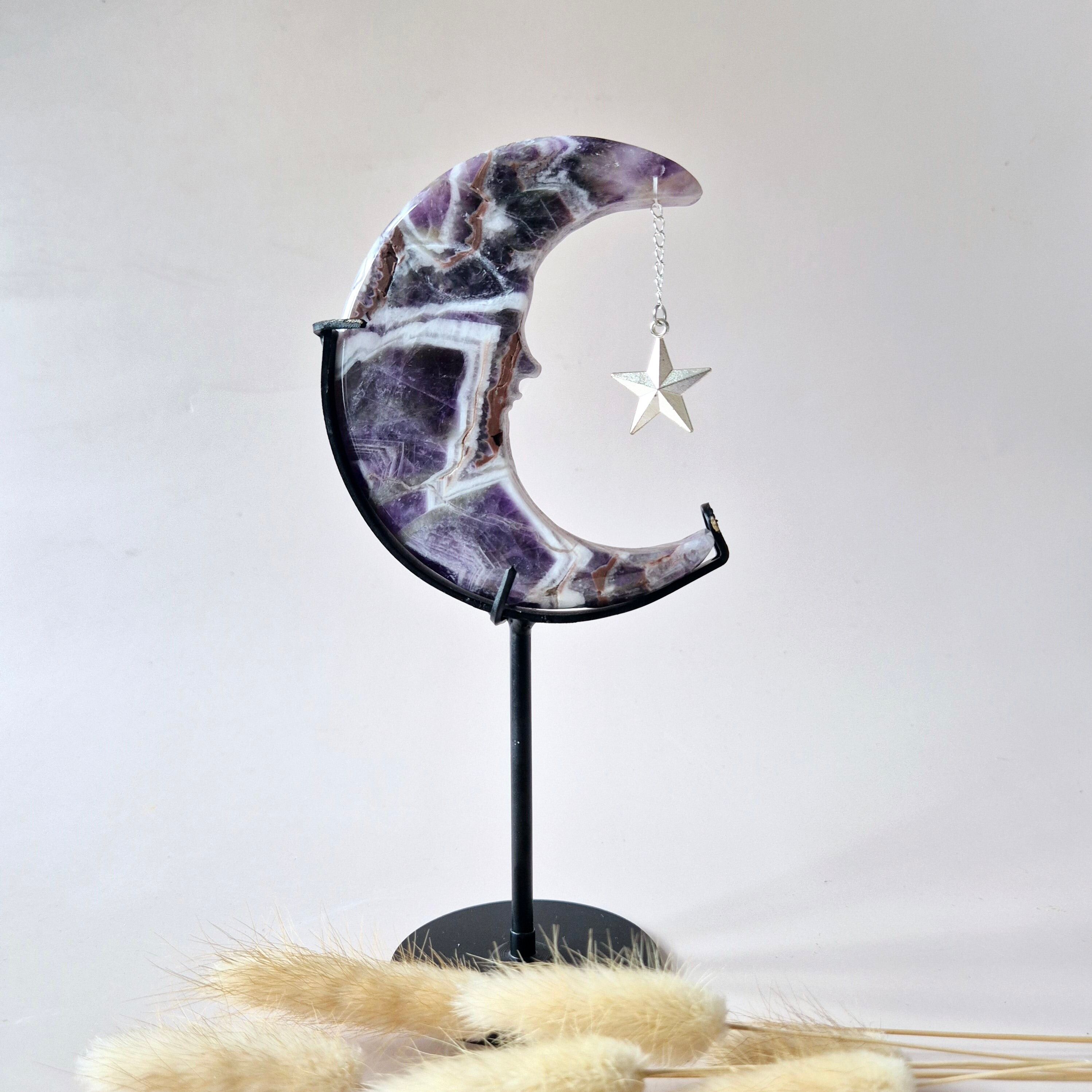Lune d'améthyste de rêve sur support – 10 cm #44 – Gravure de visage en pierre précieuse, intérieur spirituel