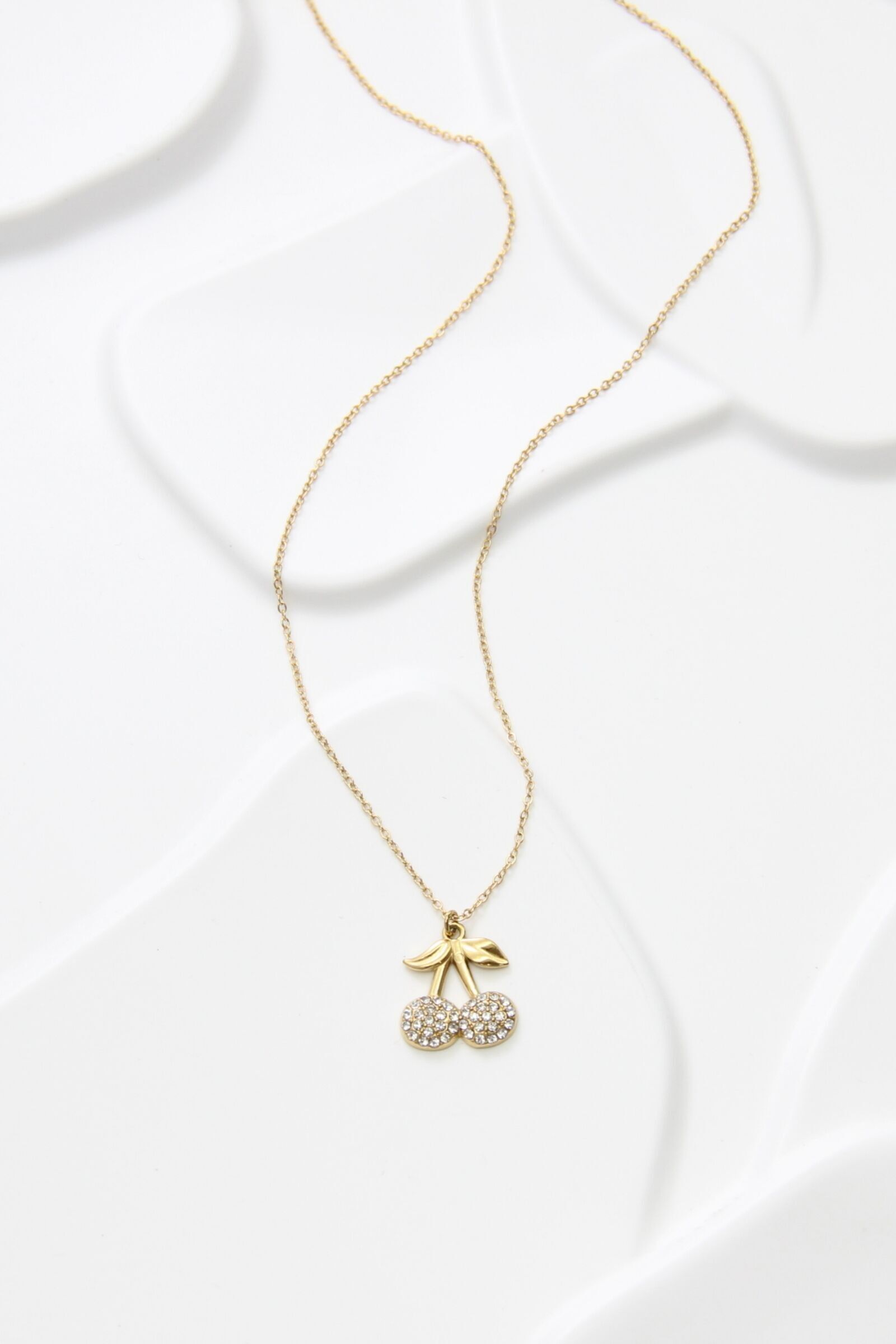 Collana in acciaio inossidabile placcato oro con ciliegia e strass