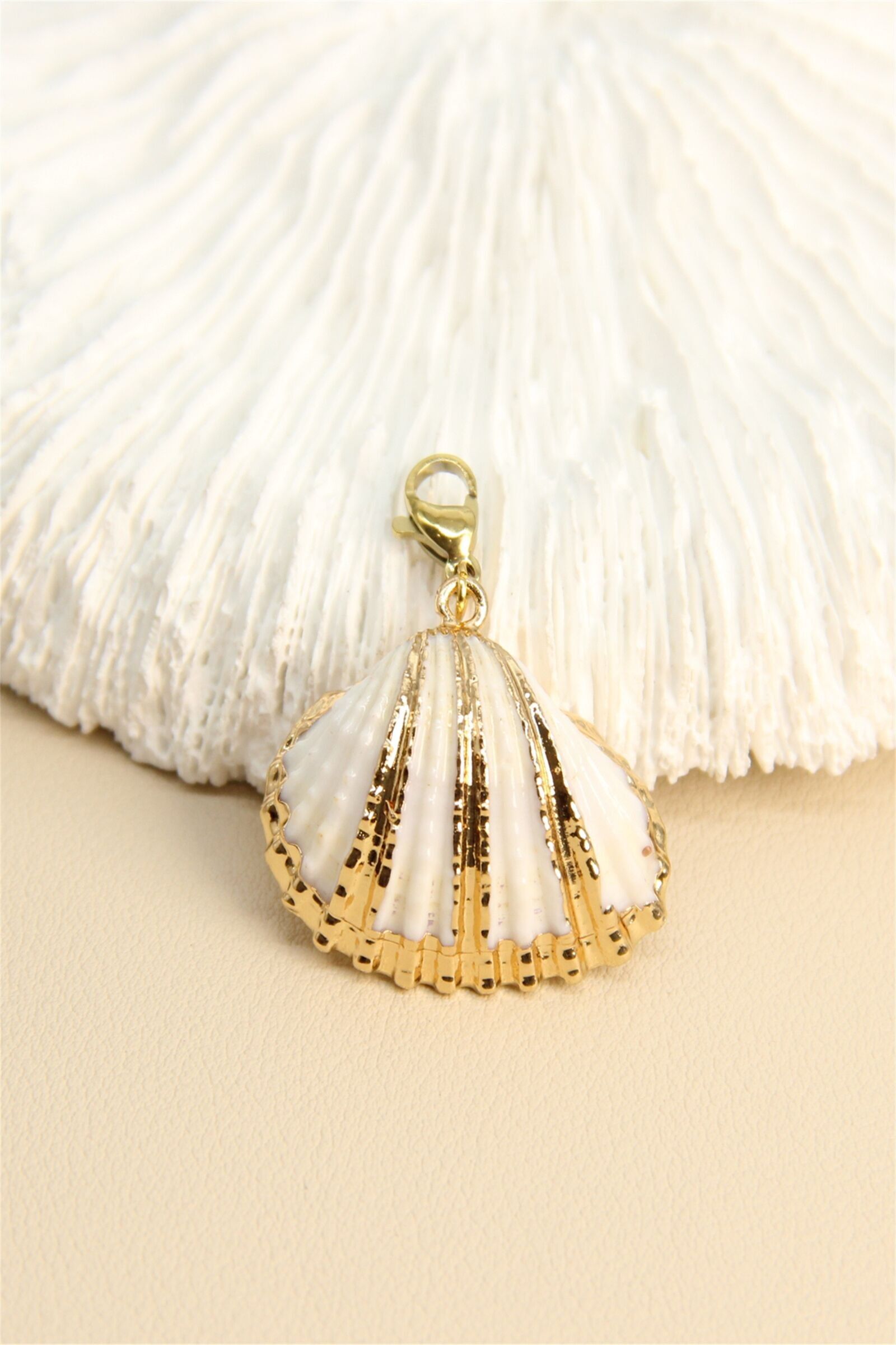 Ciondolo conchiglia bianco e oro – Ispirazione marina